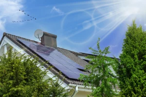 Dach eines Einfamilienhauses mit Solarmodulen