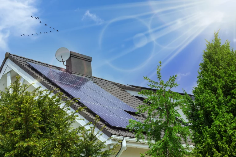 Dach eines Einfamilienhauses mit Solarmodulen