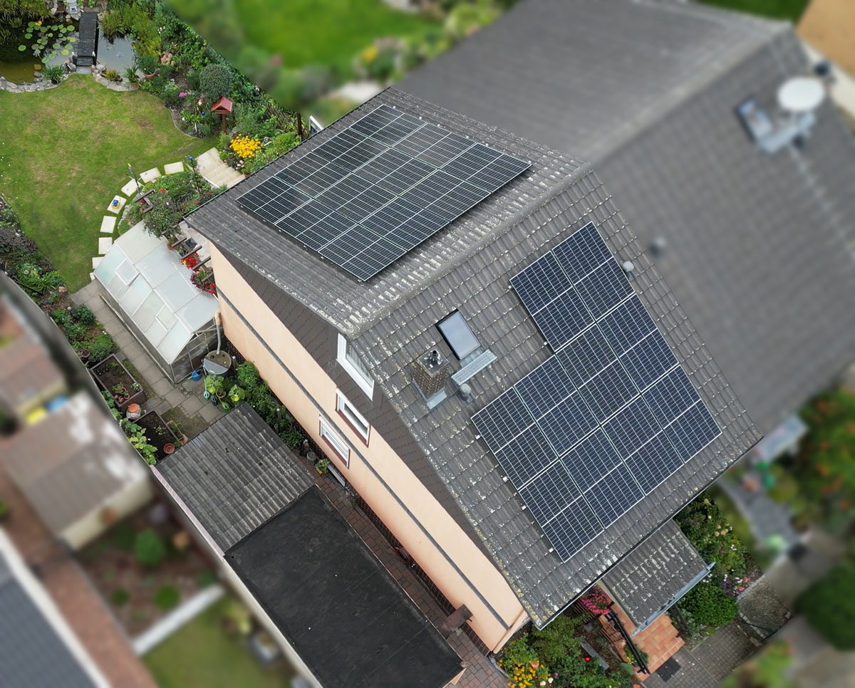 Vogelperspektive: Solaranlage auf Einfamilienhausdach