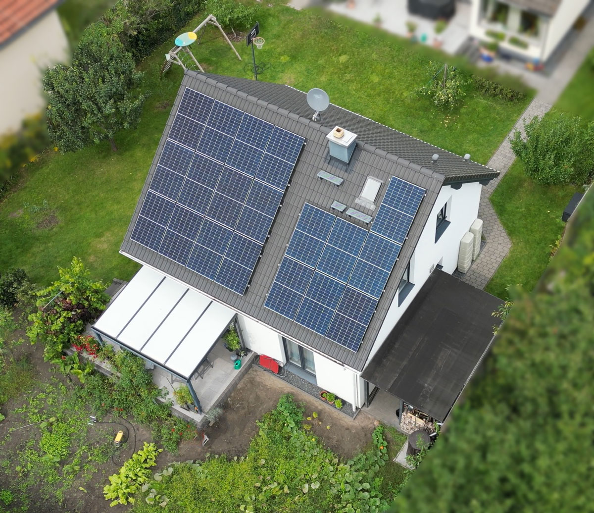 PV-Solaranlage auf dem Dach eines Einfamilienhauses