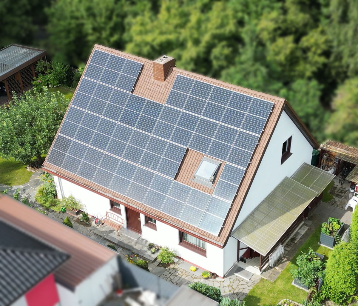 Solar-Photovoltaikanlage in Heiligensee auf dem Dach eines Einfamilienhauses aus der Vogelperspektive