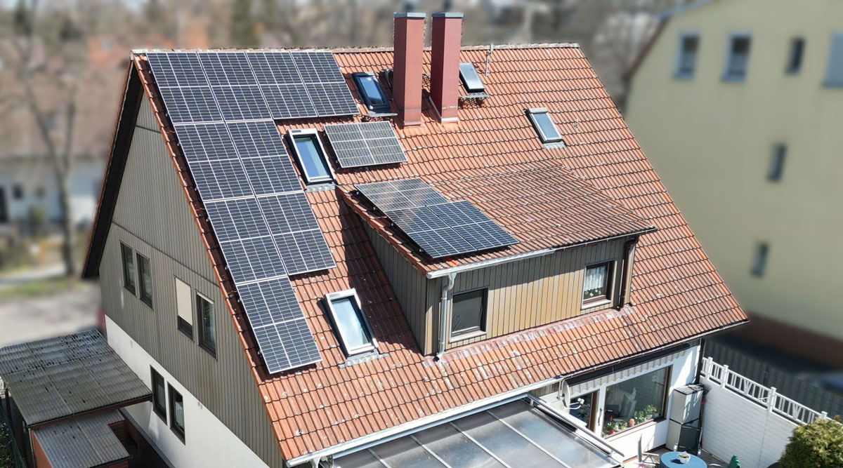 Dach eines Einfamilienhauses mit einer Photovoltaikanlage in Hermsdorf
