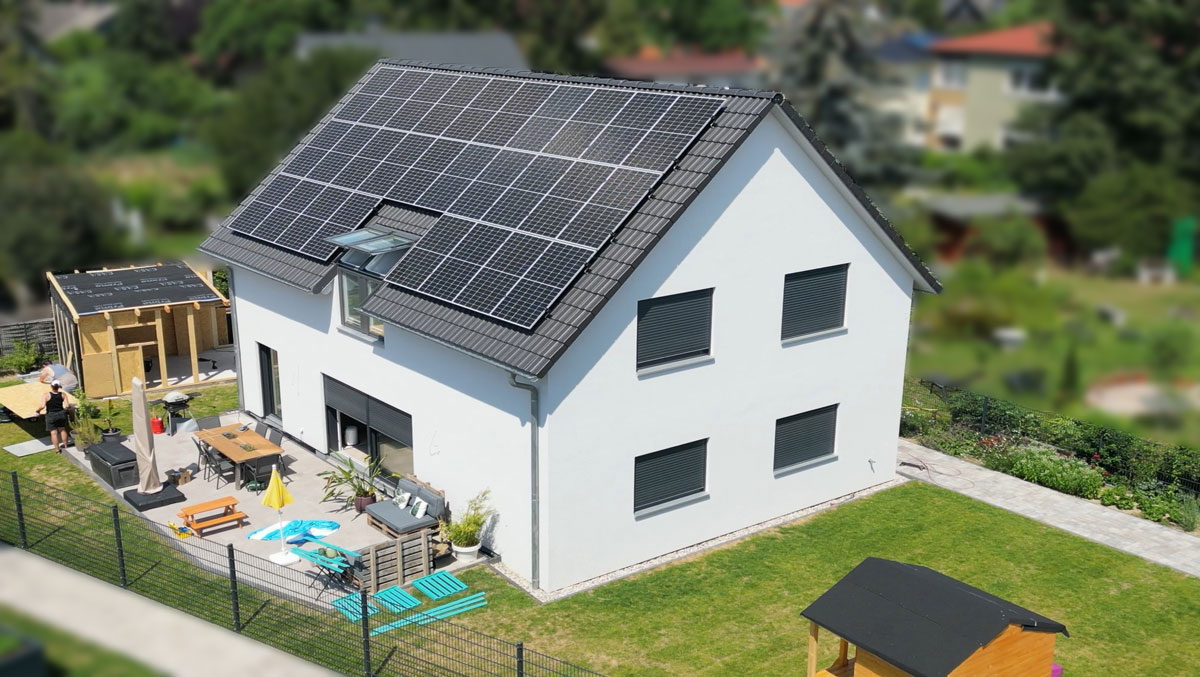 Photovoltaikanlage auf dem Dach eines Einfamilienhauses in Mariendorf