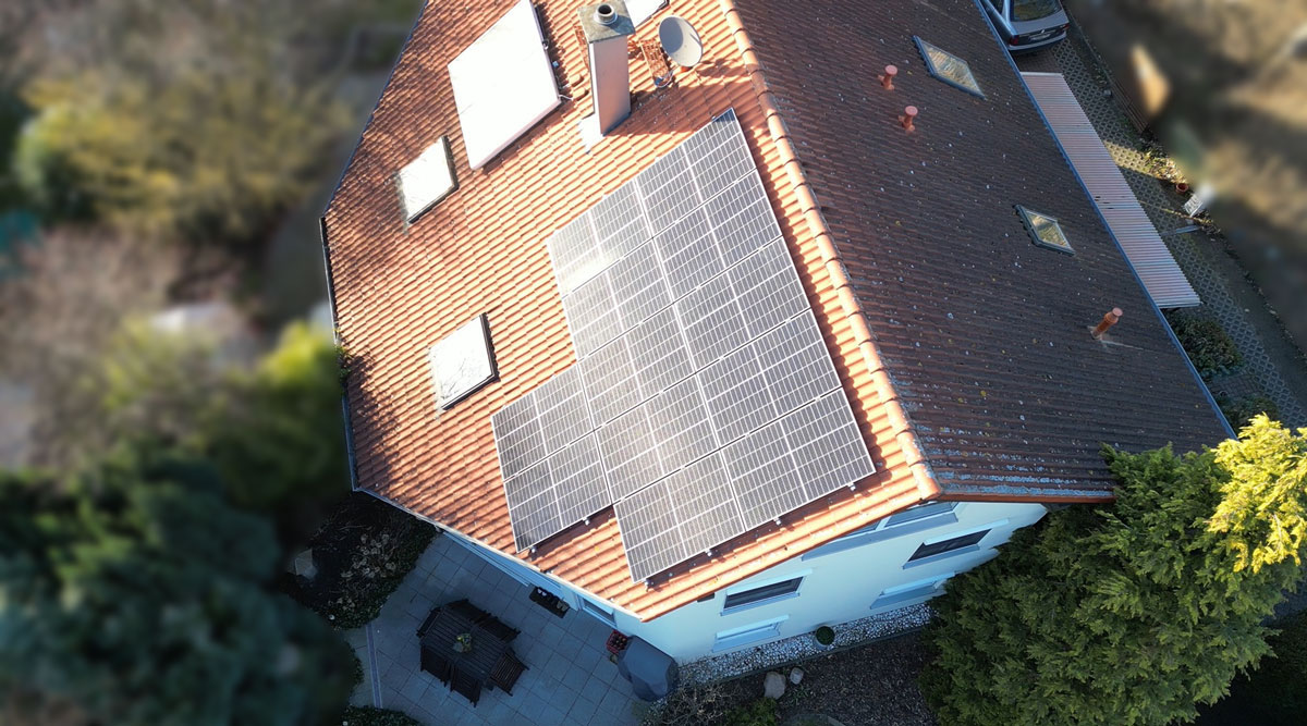 Vogelperspektive auf das Dach eines Einfamilienhauses mit einer Photovoltaikanlage in Spandau