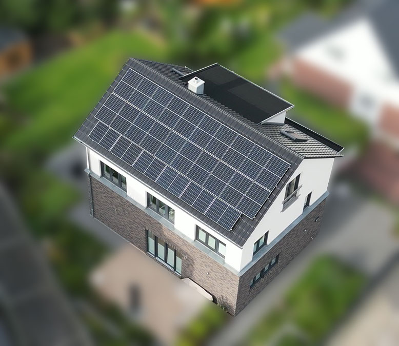 Aus der Vogelperspektive: Einfamilienhaus mit PV-Anlage auf dem Dach