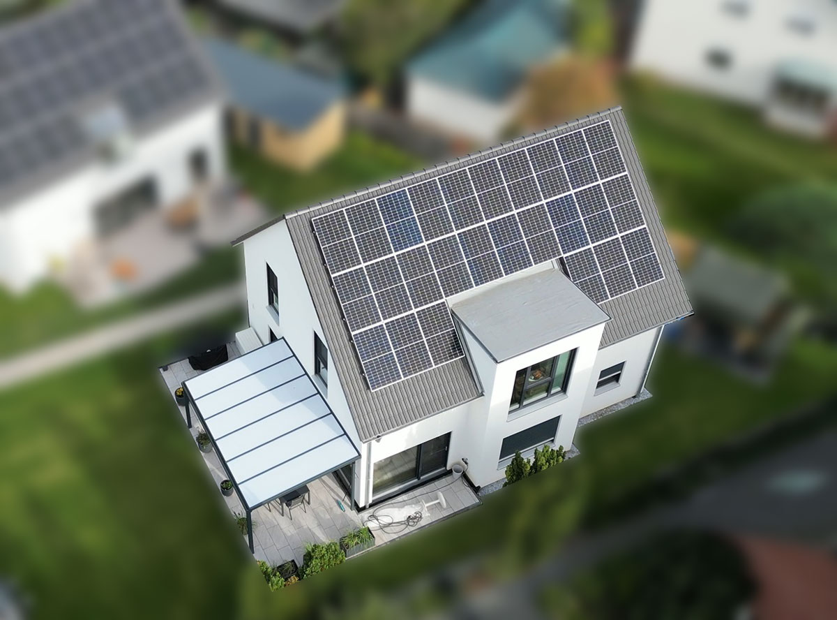Einfamilienhaus in Mariendorf mit einer Photovoltaikanlage auf dem Dach mit einer Drohne aus der Luft aufgenommen