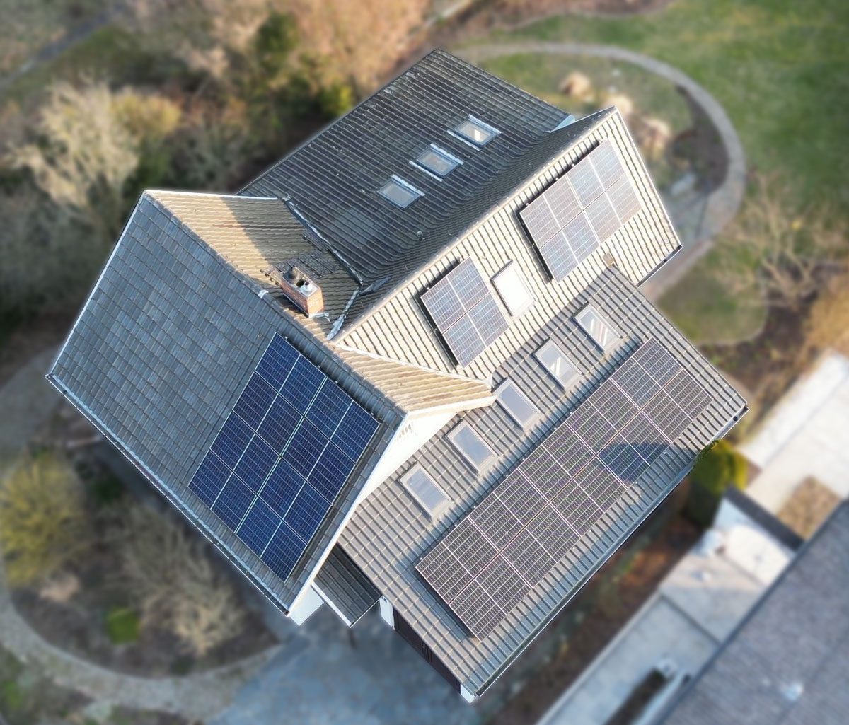 Solaranlage auf einem Dach eines Einfamilienhauses aus der Vogelperspektive