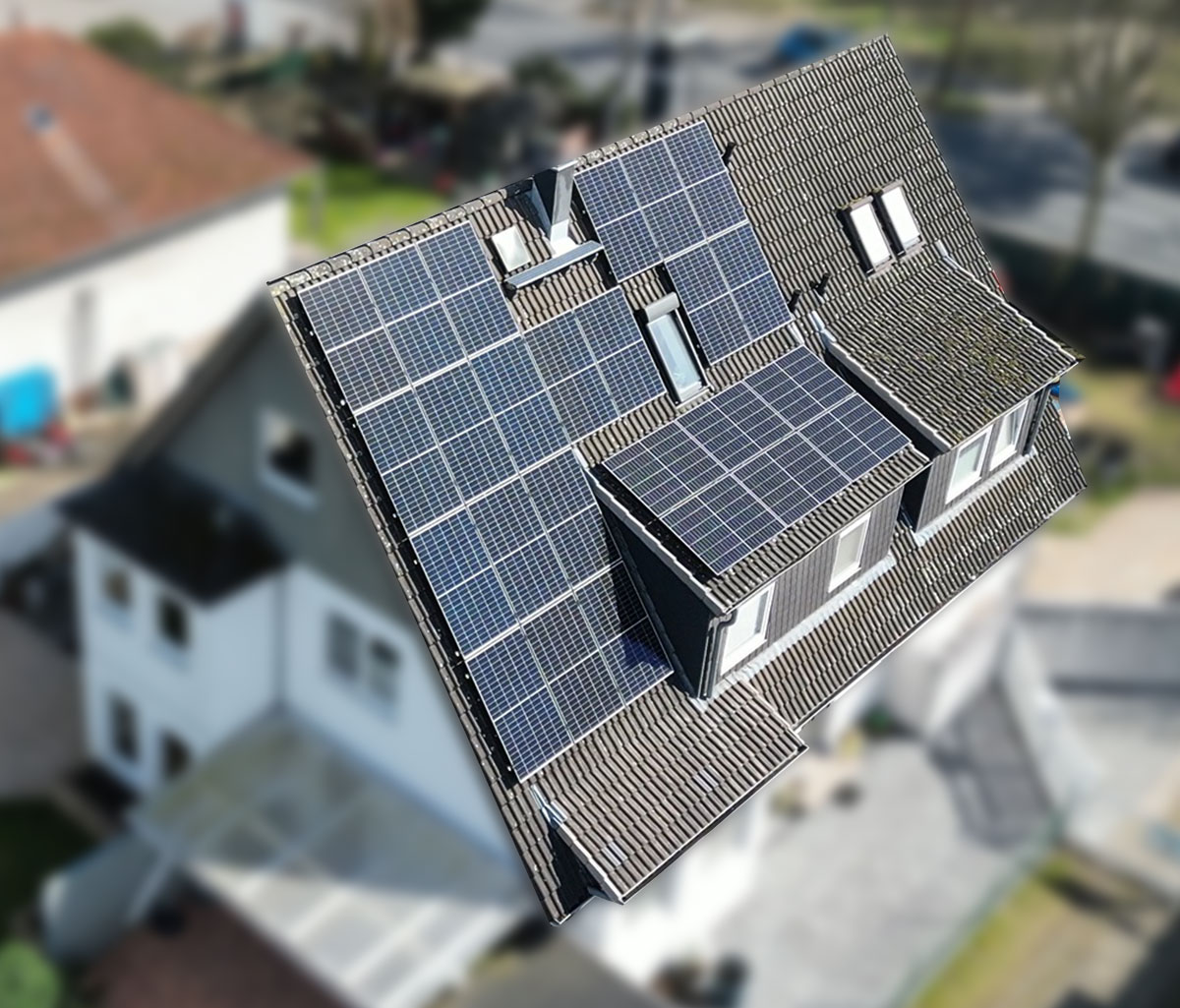 Dach mit Solaranlage aus der Luft mit einer Drohne fotografiert