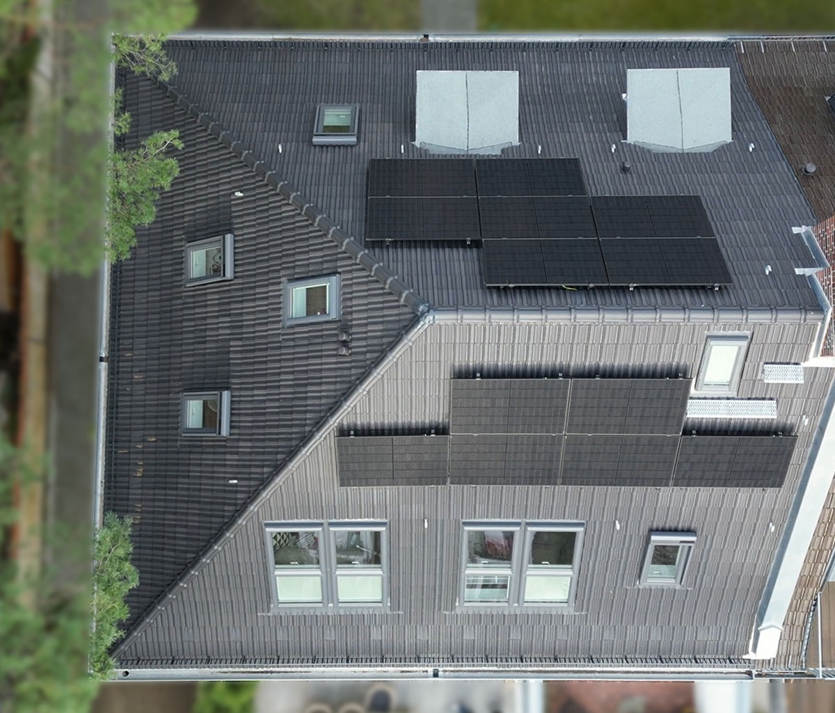Spitzdach eines Hauses mit Solarmodulen
