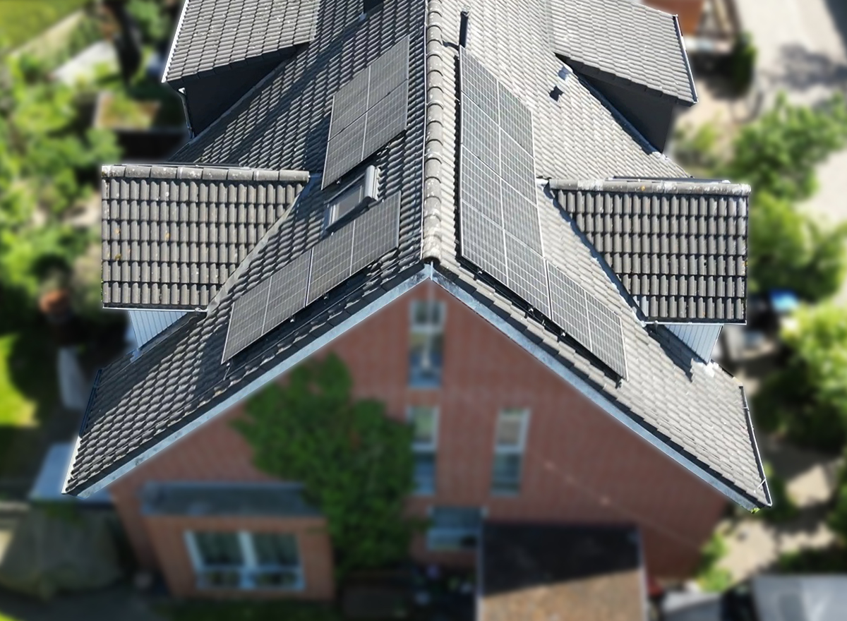 Spitzdach eine Einfamilienhauses mit Photovoltaikanlage aus der Vogelperspektive.