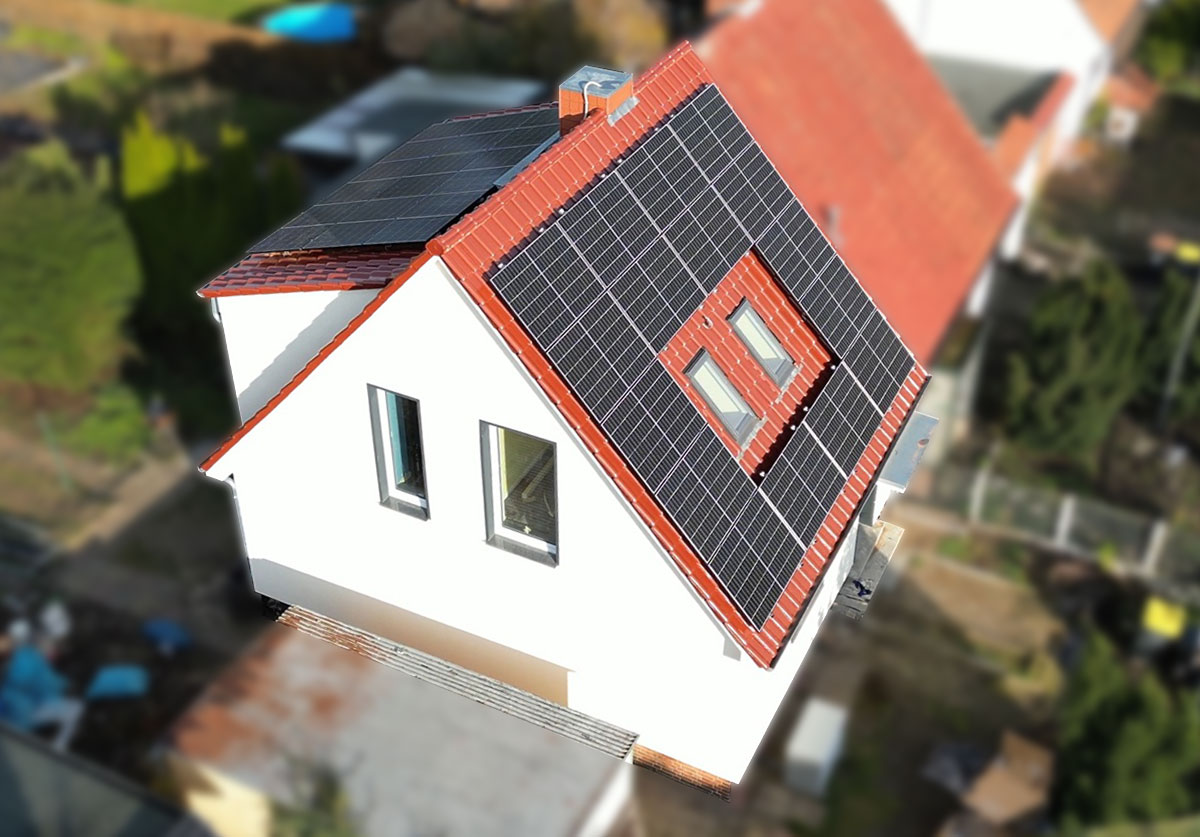 Referenz-Photovoltaikanlage auf einem Einfamilienhaus aus der Luft fotografiert.